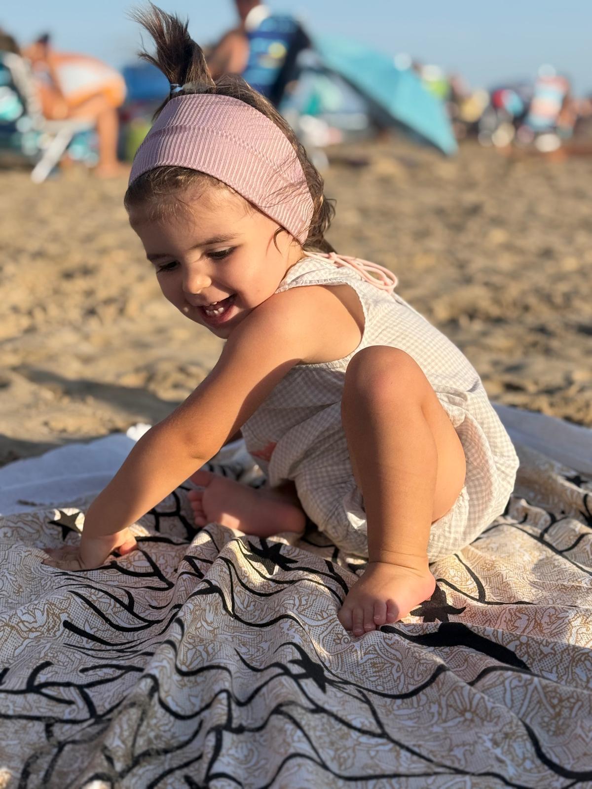 Claudia, 2 años, sonriendo